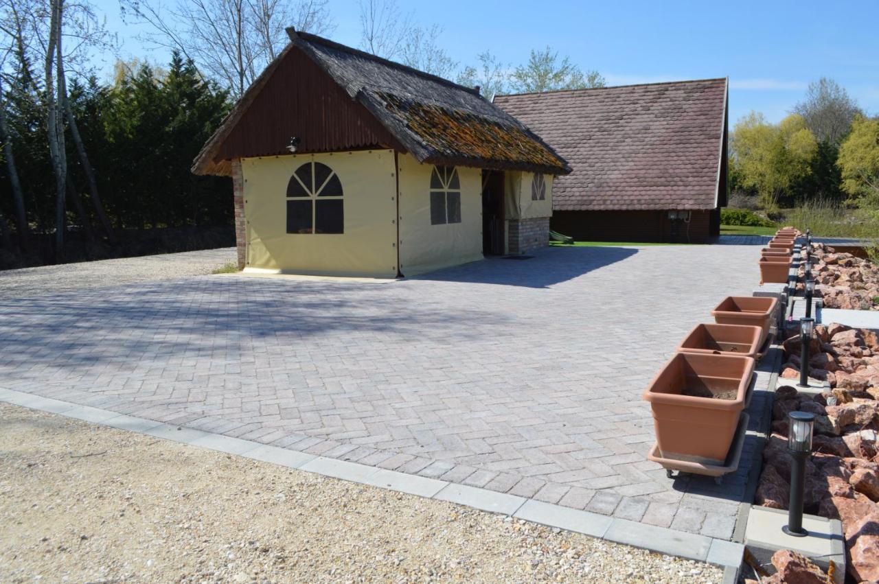 Intertranscoop Lake House Vamosszabadi Ngoại thất bức ảnh
